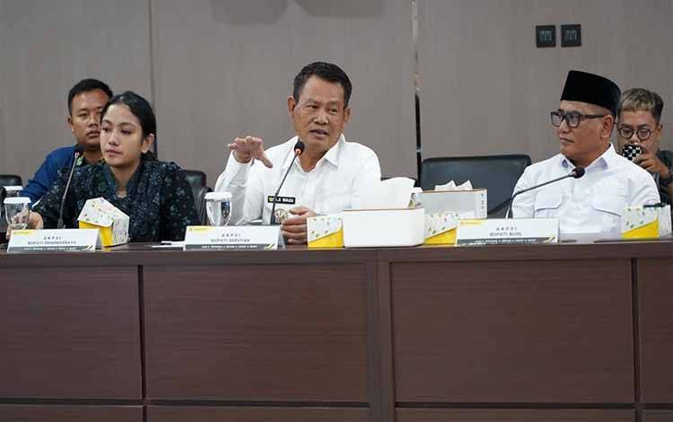Bupati Seruyan, Ahmad Selanorwanda menyampaikan paparan saat audiensi ?Dewan Energi Nasional bersama Asosiasi Kabupaten Penghasil Sawit Indonesia (Foto : Ist)