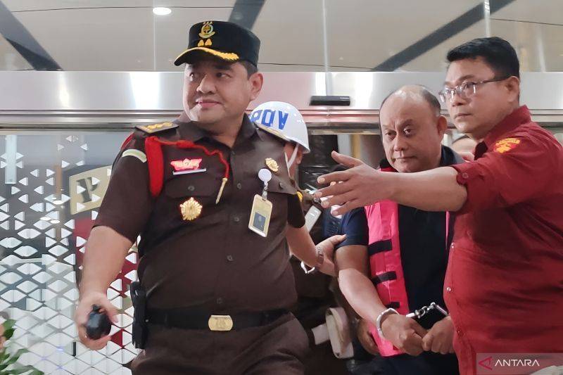 Mantan Kepala Badan Gizi Nasional (BGN) Dadan Hindayana digiring oleh petugas di Gedung Jampidsus Kejagung, Jakarta, Rabu, 3 Juni 2026. (ANTARA/Nadia Putri Rahmani)