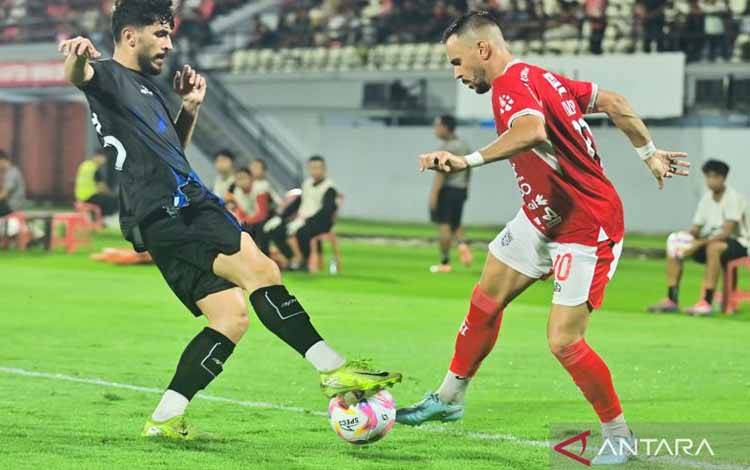 Pesepak bola Bali United Mirza Mustafic (kanan) berebut bola dengan pesepak bola PSIM Yogyakarta Rahmatshoh Rahmatzoda (kiri) saat pertandingan uji coba menjelang kompetisi Super League 2025/2026 di Stadion Kapten I Wayan Dipta, Gianyar, Bali, Sabtu (26/7/2025). Bali United mengalahkan PSIM Yogyakarta dengan skor 6-0. ANTARA FOTO/Fikri Yusuf/nym. (ANTARA FOTO/FIKRI YUSUF)