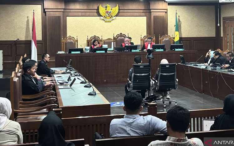 Sebanyak dua terdakwa kasus dugaan pemerasan sertifikat K3, Miki Mahfud dan Temurila dalam sidang pembacaan putusan di Pengadilan Tindak Pidana Korupsi pada Pengadilan Negeri Jakarta Pusat, Kamis (4/6/2026) malam. ANTARA/Agatha Olivia Victoria