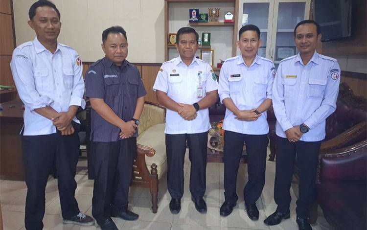 Bawaslu Kotawaringin Timur saat konsolidasi dengan Asisten I Setda Kotawaringin Timur Waren beberapa waktu lalu. (FOTO: IST)