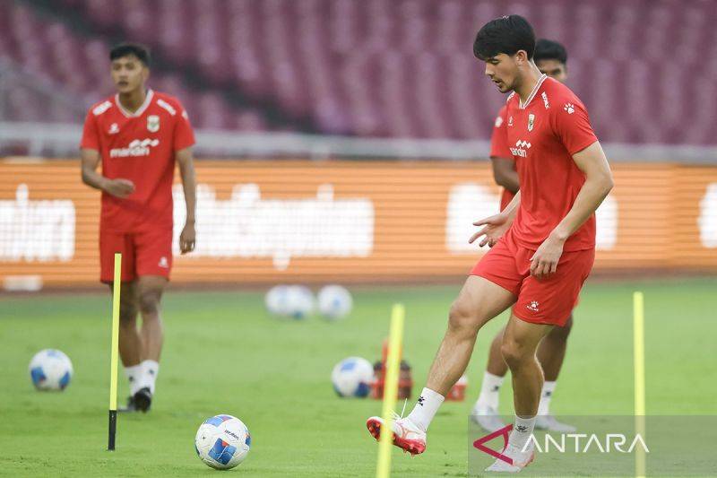 Pesepak bola Timnas Indonesia Elkan Baggot (kanan) menendang bola saat latihan resmi menjelang pertandingan FiIFA Matchday di Stadion Utama Gelora Bung Karno (SUGBK), Senayan, Jakarta, Kamis (4/6/2026). Latihan tersebut sebagai ajang persiapan melawan Timnas Oman pada Jumat (5/6/2026). ANTARA FOTO/M Risyal Hidayat/agr