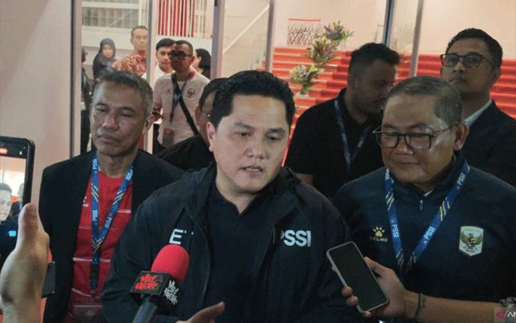 Ketua Umum PSSI Erick Thohir memberikan keterangan kepada awak media seusai laga timnas Indonesia melawan timnas Oman di Stadion Utama Geloa Bung Karno (SUGBK), Senayan, Jakarta, Jumat (5/6/2026). (ANTARA/Aloysius Lewokeda)