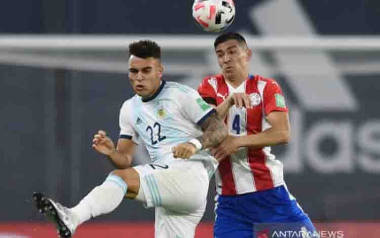 Arsip foto - Pemain Argentina Lautaro Martinez berebut bola dengan pemain Paraguay Fabian Balbuena pada pertandingan Kualifikasi Piala Dunia 2022 zona Amerika Selatan di Estadio La Bombonera, Buenos Aires, Argentina, Jumat (12/11/2020). ANTARA FOTO/ Pool via REUTERS/Marcelo Endelli/pras.