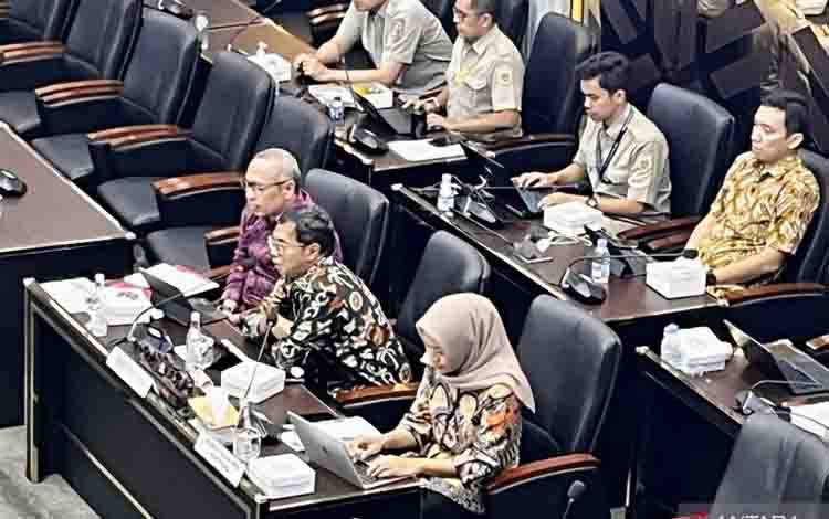 Direktur Jenderal Survei dan Pemetaan Pertanahan dan Ruang (Dirjen SPPR) Kementerian Agraria dan Tata Ruang/Badan Pertanahan Nasional (ATR/BPN) Virgo Eresta Jaya (depan, tengah) dalam rapat bersama Badan Legislasi DPR RI di Kompleks Parlemen Senayan, Jakarta, Senin (8/6/2026). ANTARA/Arnidhya Nur Zhafira