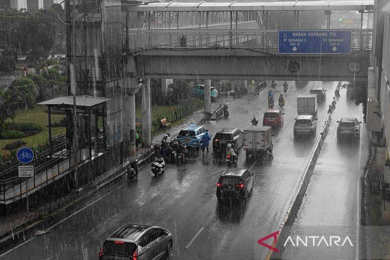 Ilustrasi - Sejumlah pengendara kendaraan bermotor melintas saat hujan di Jalan Gatot Subroto, Jakarta Selatan. ANTARA/Ilham Kausar/am.