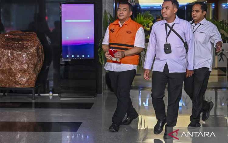 Tersangka kasus dugaan korupsi pengurusan izin tinggal warga negara asing (WNA) di Indonesia Silmy Karim (kiri) berjalan usai diperiksa di Gedung Merah Putih KPK, Jakarta, Senin (8/6/2026). Penyidik KPK melakukan pemeriksaan perdana kepada Mantan Wakil Menteri Imigrasi dan Pemasyarakatan (Imipas) Silmy Karim terkait kasus dugaan korupsi pengurusan izin tinggal warga negara asing (WNA) di Indonesia. ANTARA FOTO/Galih Pradipta/YU (ANTARA FOTO/GALIH PRADIPTA)