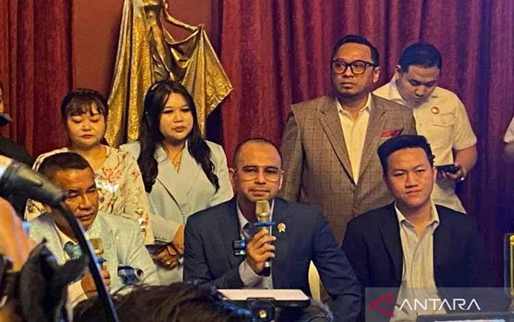 Konferensi pers Utusan Khusus Presiden Bidang Pembinaan Generasi Muda dan Pekerja Seni Raffi Ahmad terkait dugaan kasus impor barang yang menyeret nama perusahaan Blue Ray, Jakarta Selatan, Kamis (11/6/2026). ANTARA/Luthfia Miranda Putri