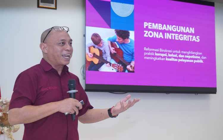 Kepada Bidang Humas Unhas Ishaq Rahman. ANTARA/HO-Unhas