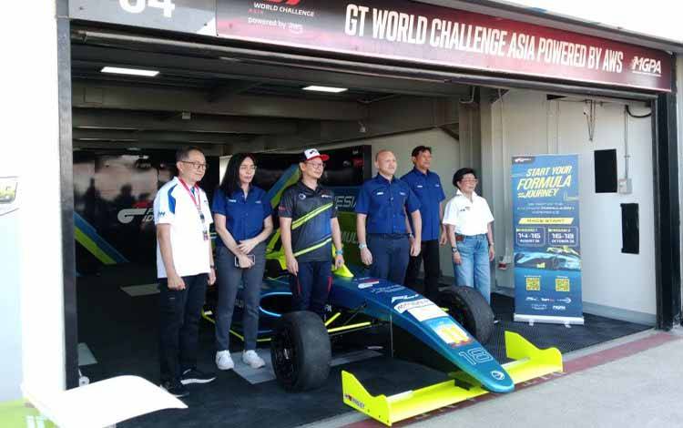 Foto bersama Direktur Utama MGPA Ananda Mikola bersama CEO Formula Indonesia saat acara MoU ajang Formula Indonesia di Sirkuit Mandalika 2026 di Mandalika, Minggu (14/6/2026). ANTARA/Akhyar Rosidi.
