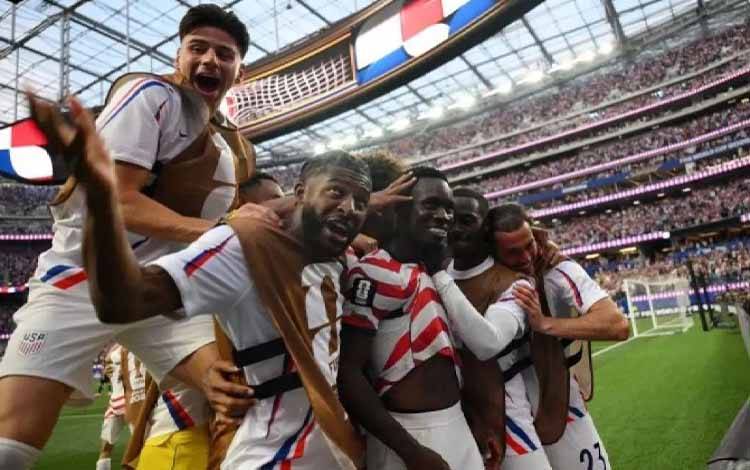 Striker Folarin Balogun (20) merayakan gol bersama rekan-rekanya dalam pertandingan Grup D Piala Dunia 2026 antara Amerika Serikat dan Paraguay di Los Angeles Stadium di Inglewood, California, Amerika Serikat, Jumat (12/6/2026). ANTARA/AFP/Patrick T. Fallon.