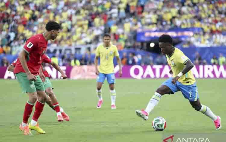 Pesepak bola Brasil, Vini?cius Junior (kanan), mengontrol bola untuk melewati pemain Maroko pada pertandingan Grup C Piala Dunia 2026 di Stadion New York New Jersey, New York, Amerika Serikat, Sabtu (13/06). Pertandingan ini berakhir 1-1. ANTARA FOTO/XINHUA/Cao Can/kye
