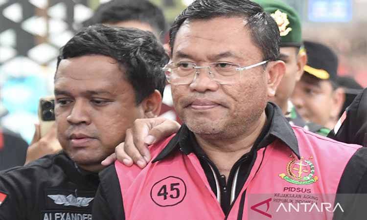 Tersangka dugaan tindak pidana korupsi tata kelola program Makan Bergizi Gratis (MBG) pada Badan Gizi Nasional (BGN) Sony Sonjaya (kanan) berjalan memasuki mobil tahanan di Kejaksaan Agung, Jakarta, Rabu (3/6/2026). Kejaksaan Agung menetapkan mantan Kepala BGN Dadan Hindayana, dan dua mantan Wakil Kepala BGN yakni Sony Sanjaya dan Lodewyk Pusung sebagai tersangka dugaan tindak pidana korupsi tata kelola program MBG pada BGN tahun 2025-2026. ANTARA FOTO/M Risyal Hidayat/agr