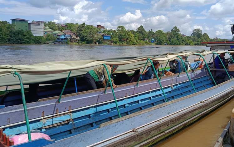 Aktivitas masyarakat menaiki kendaraan transportasi air dari Hiran-Tumbang Sanamang, Senin, 15 Juni 2026. (Foto: MARINI)