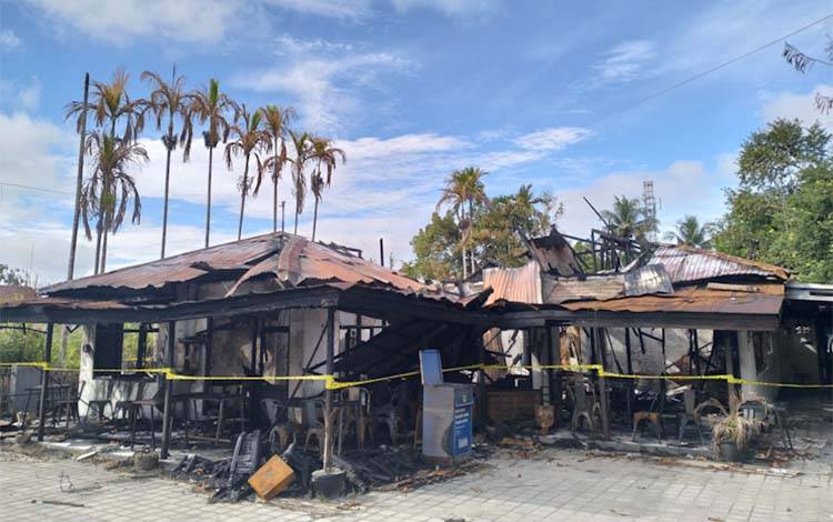 Puing-puing bekas kebaran Toko Kopi Bumi Jalan Kutilang Palangka Raya. (Foto: MARINI)