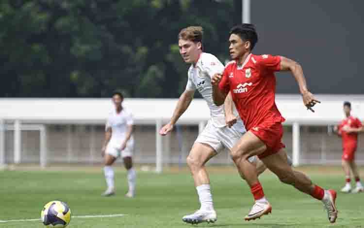 Pesepak bola Timnas Indonesia Luke Vickery (kiri) berebut bola dengan Rizky Eka Pratama (kanan) saat berlatih tanding dalam pemusatan latihan jelang Piala AFF 2026 di Stadion Madya, Senayan, Jakarta, Sabtu (30/5/2026). ANTARA FOTO/M Risyal Hidayat/hma