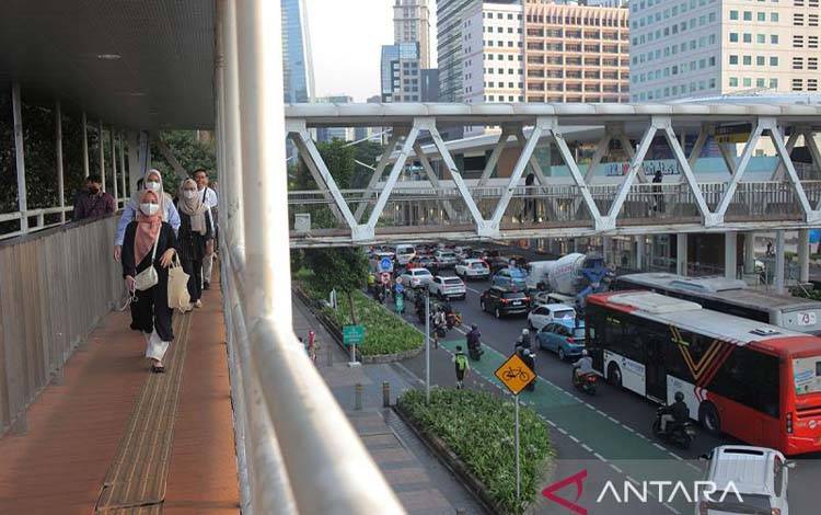 Arsip foto - Sejumlah pekerja memakai masker saat jam pulang kantor di kawasan Sudirman, Jakarta, Jumat (7/6/2024). ANTARA FOTO/Reno Esnir/YU/pri. (ANTARA FOTO/RENO ESNIR)