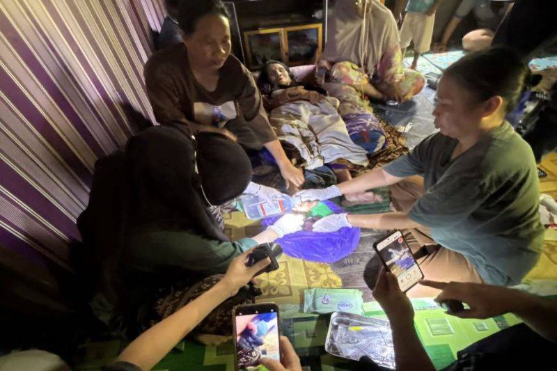 Perempuan lansia bernama Ta'a' (86) yang dilaporkan hilang selama sepuluh hari ditemukan warga dalam keadaan selamat di sekitar desanya mendapat perawatan petugas Pustu Desa Malawaken, Kecamatan Teweh Baru, Selasa (16/6/2026). ANTARA/HO-BPBD Barito Utara