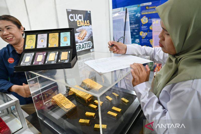 Warga melakukan registrasi untuk mencuci emas gratis di Pegadaian, Palu. Sulawesi Tengah, Rabu (15/4/2026). PT Pegadaian Cabang Palu membuka layanan cuci emas gratis sebagai upaya untuk mendorong masyarakat menjaga nilai aset emas serta mengenalkan aplikasi digital dan produk investasi berbasis emas. ANTARA FOTO/Basri Marzuki/wsj.