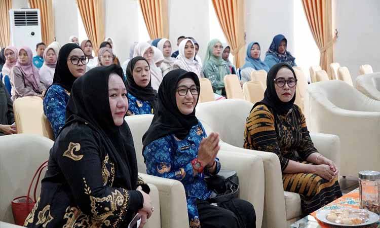 Ketua PP PAUD Kabupaten Barito Utara, Marsiana Muhlis, bersama anggota DPRD Barito Utara Rosi Wahyuni dan para orang tua, guru, dan undangan lainnya menghadiri pelepasan peserta didik PAUD Bunda Piara di Aula Bapperida Kabupaten Barito Utara, Rabu 17 Juni 2026.(Dhani/Diskominfosandi)
