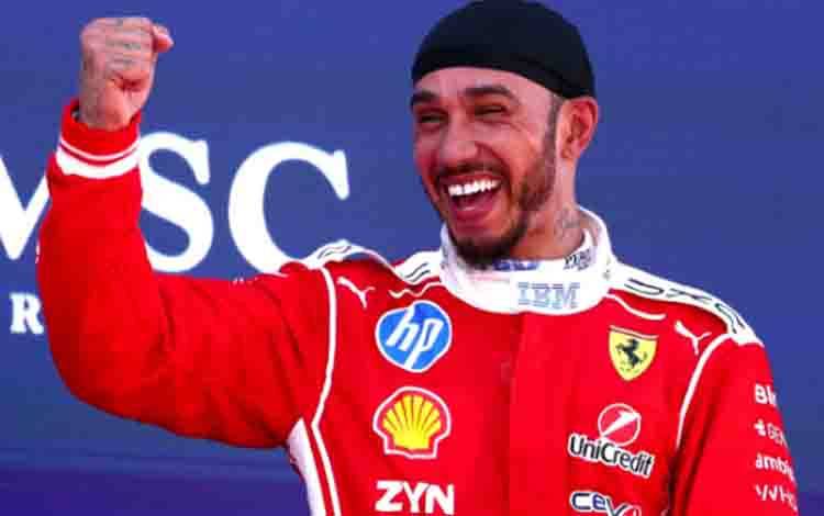 Pembalap Formula 1 Ferrari Lewis Hamilton merayakan kemenangannya pada GP Barcelona-Catalunya 2026, Spanyol, Minggu (14/6/2026). (Formula 1)