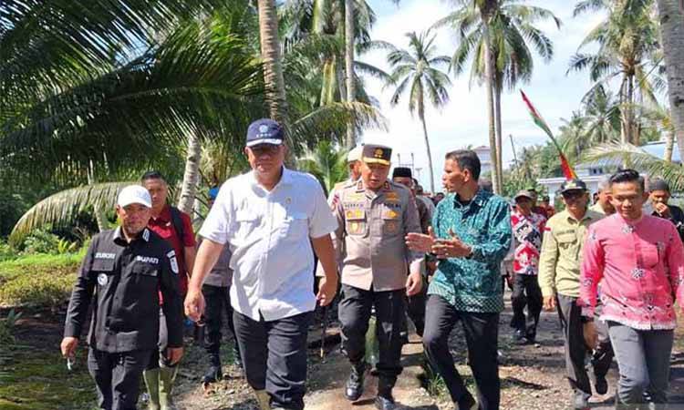 Menteri LH Moh Jumhur Hidayat (depan, dua dari kiri mengenakan topi biru) saat meninjau pembangunan sekat kanal di Desa Mendol, Kabupaten Pelalawan, Riau, Kamis (18/6/2026). ANTARA/Lintang Budiyanti Prameswari.