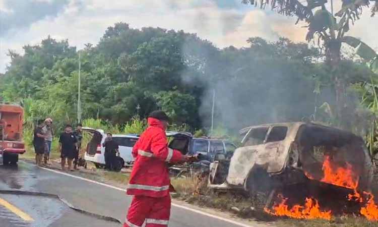 Proses pemadaman mobil terbakar di Desa Tanjung Sangalang (Foto : IST)