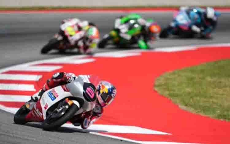 Arsip foto - Pembalap Indonesia Veda Ega Pratama (depan), memperkuat Honda Team Asia di Sirkuit Barcelona-Catalunya Minggu (17/5/2026). honda.racing/moto-3/pri.
