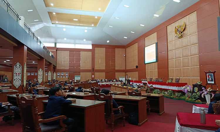DPRD Palangka Raya saat melaksanakan dialog dengan mahasiswa beberapa hari lalu (Foto:MARINI)