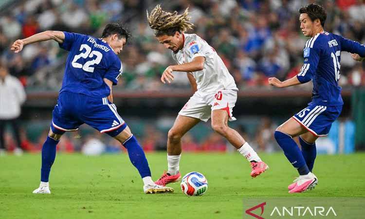 Pesepak bola Timnas Tunisia Hannibal Mejbri (tengah) berebut bola dengan pesepak bola Timnas Jepang Takehiro Tomiyasu (kiri) dan Daichi Kamada (kanan) saat pertandingan Grup F Piala Dunia 2026 di di Stadion Monterrey, Guadalupe, Meksiko, Sabtu (20/6/2026) waktu setempat. Timnas Jepang berhasil mengalahkan Timnas Tunisia dengan skor akhir 4-0. ANTARA FOTO/Aditya Pradana Putra/agr