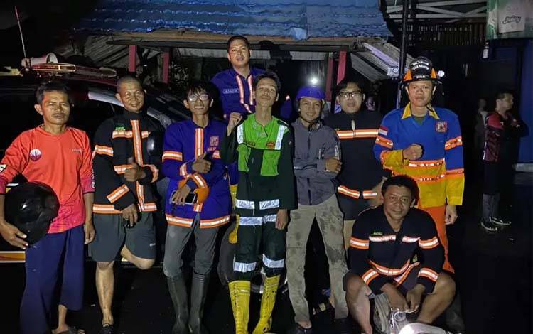 Eza (3 dari kiri) bersama rekan-rekan relawan Kapuas lainnya usai melakukan proses penanganan kebakaran. (FOTO: Eza)