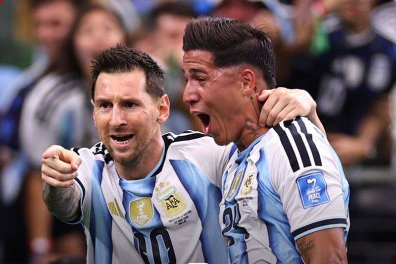 Penyerang Timnas Argentina Lionel Messi (kiri) berselebrasi setelah berhasil mencetak gol ke gawang Austria pada pertandingan Grup J Piala Dunia 2026 di Stadion AT&T, Arlington, Senin waktu setempat. (X/FifaWorldCup)