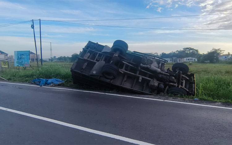 Situasi pascainsiden lakalantas di kawasan tikungan Jalan Sungai Ulin, Kota Banjarbaru, Selasa, 23 Juni 2026. (FOTO: Rescue Bjm)