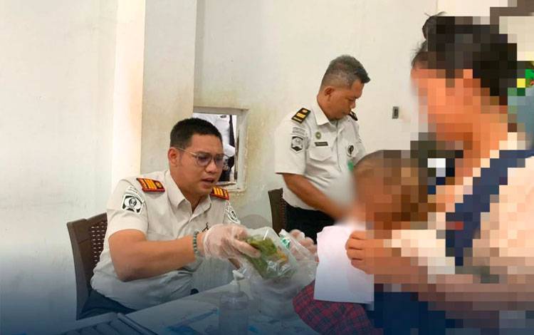 Kepala Rutan Palangka Raya Aditya Jatari saat melakukan pemeriksaan barang titipan untuk warga binaan. (FOTO: IST)