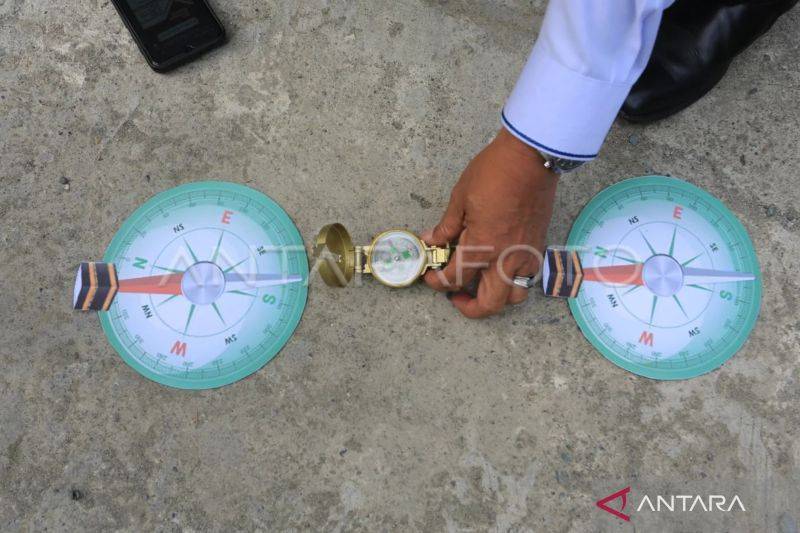 Ilustrasi - Kepala Kantor Kementerian Agama (Kemenag) Aceh Barat Abrar Zym (tengah) mengatur posisi kompas saat mengajarkan cara mengukur arah kiblat kepada siswa-siswi dengan menggunakan benda tegak lurus pada fenomena Rashdul Kiblat atau Istiwa A'zam di Madrasah Aliyah Negeri (MAN) 1 Aceh Barat, Aceh, Selasa (27/5/2025). ANTARA FOTO/Syifa Yulinnas/bar