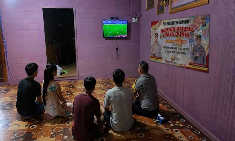 Pengamanan kegiatan nonton bareng yang diikuti para remaja di Tumbang Sanamang (Foto:MARINI)