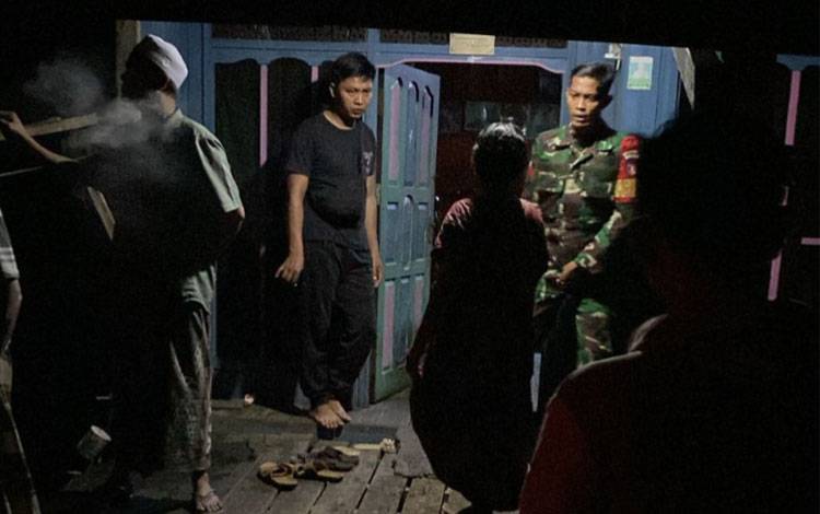 Situasi TKP pasca ditemukannya jasad seorang perempuan yang diduga gantung diri di Kampung Jambu, Desa Palingkau Lama, Kecamatan Kapuas Murung, Kabupaten Kapuas, Selasa malam, 23 Januari 2026. (FOTO: Rescue Kps)