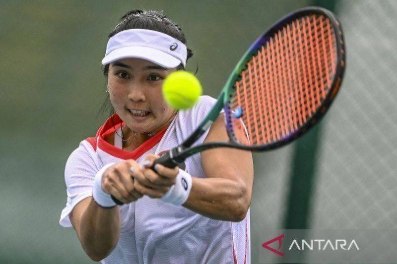 Petenis putri Indonesia Aldila Sutjiadi. (ANTARA FOTO/Muhammad Adimaja/foc/am.)