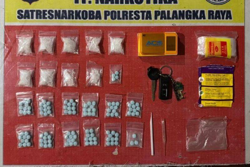 Barang bukti sabu dan ekstasi yang diamankan di Mapolresta Palangka Raya. ANTARA/HO-Humas Polresta Palangka Raya
