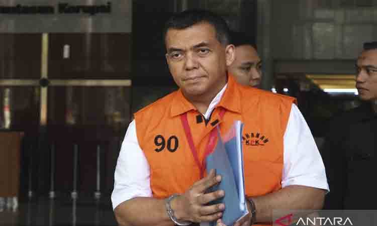 Mantan Wakil Menteri Imigrasi dan Pemasyarakatan (Imipas) Silmy Karim berjalan usai diperiksa di Gedung Merah Putih KPK, Jakarta,Jumat (19/6/2026). KPK memeriksa Silmy Karim untuk mendalami penyidikan kasus dugaan korupsi pengurusan izin tinggal warga negara asing (WNA) di Indonesia. ANTARA FOTO/Reno Esnir/hma