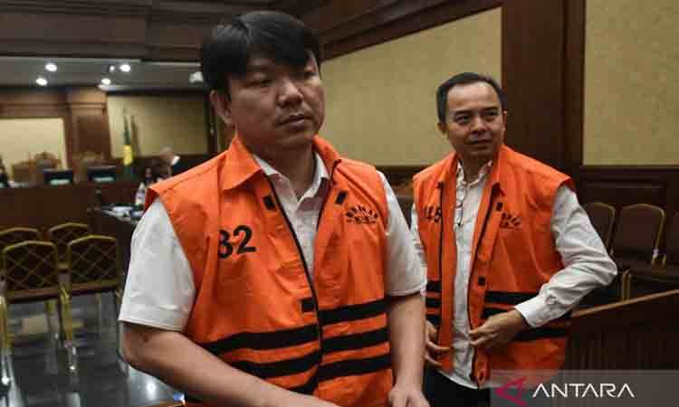 Terdakwa kasus dugaan suap di lingungkungan Direktorat Jenderal Bea dan Cukai Kementerian Keuangan Jhon Field (kanan) dan Andri (kiri) berjalan keluar ruangan saat jeda sidang di Pengadilan Tipikor, Jakarta, Rabu (10/6/2026). Sidang tersebut beragendakan mendengarkan keterangan saksi yang dihadirkan JPU yaitu mantan Kasubdit Intelijen Direktorat Penindakan dan Penyidikan Bea Cukai Sisprian Subiaksono yang juga merupakan tersangka kasus importasi di Ditjen Bea Cukai. ANTARA FOTO/Fakhri Hermansyah