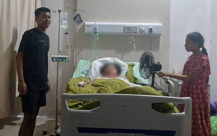 Korban yang dibakar oleh pacarnya saat mendapat perawatan di RSUD dr. Murjani Sampit. (FOTO: BUDDI)