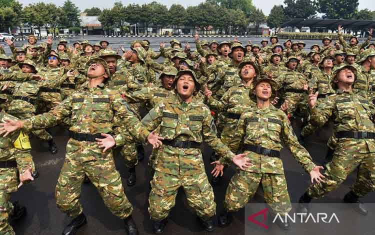 Sejumlah peserta program Sarjana Penggerak Pembangunan Indonesia (SPPI) meneriakkan yel-yel saat mengikuti Pelatihan Dasar Kemiliteran (Latsarmil) calon manajer Koperasi Desa Merah Putih (KDMP) di Brigif 1 Marinir Cilandak, Jakarta, Kamis (25/6/2026). Sebanyak 674 peserta mengikuti latsarmil untuk membangun karakter integritas, loyalitas, kedisiplinan, kekompakan, dan empati yang dibutuhkan dalam menjalankan tugas sebagai manajer KDMP. ANTARA FOTO/Indrianto Eko Suwarso/nym.