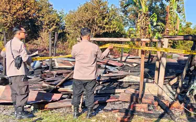 Personel Polsek Bukit Batu saat melakukan olah TKP kebakaran kandang ayam. (Foto : IST)