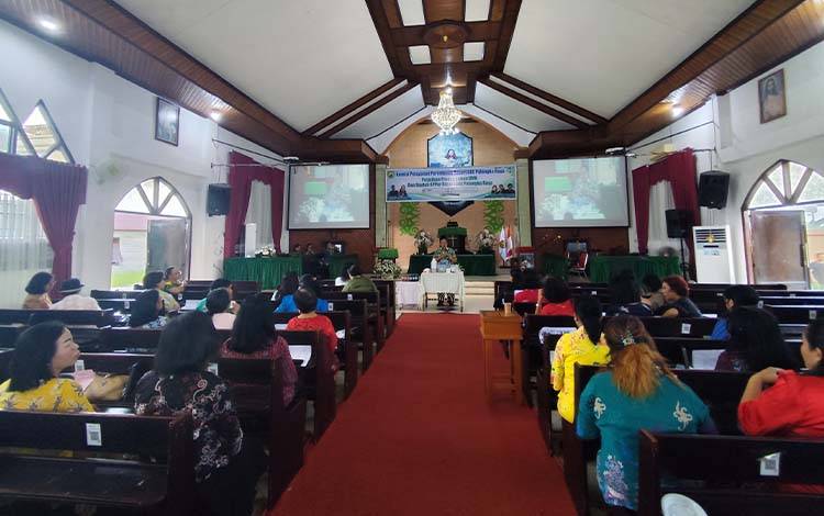 Pelatihan Produk Sabun UMKM yang dirangkaikan dengan ibadah bertajuk "Perempuan yang Diperbarui dalam Kristus untuk Bersaksi dan Melayani" di Gereja Ewanggelion pada Sabtu, 27 Juni 2026. (FOTO: TESTI PRISCILLA)