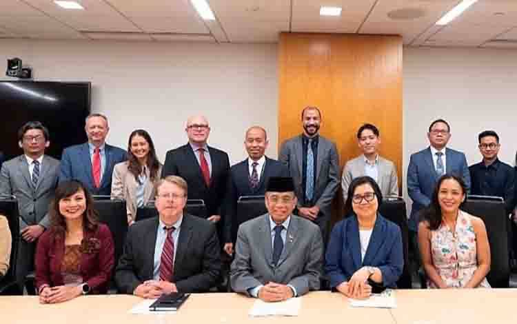Duta Besar RI untuk AS Indroyono Soesilo (depan, tengah) dan jajaran KBRI Washington DC bertemu dengan US Chamber of Commerce serta AmCham Indonesia guna membahas investasi industri AS ke Indonesia dan peningkatan rantai pasok Indonesia pada industri global, di Washington DC (25/6/2026). (ANTARA/HO-KBRI Washington DC)