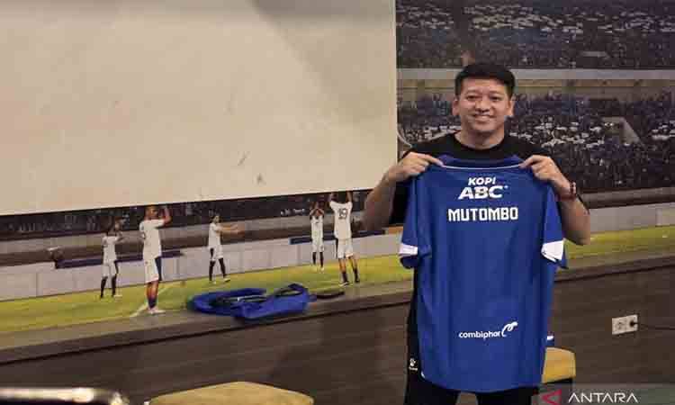 Deputi CEO PT Persib Bandung Bermartabat Adhitia Putra Herawan saat memperkenalkan pemain baru asal Prancis Gabriel Mutombo di Graha Persib, Kota Bandung, Jawa Barat, Senin (29/6/2026). (ANTARA/Rubby Jovan)