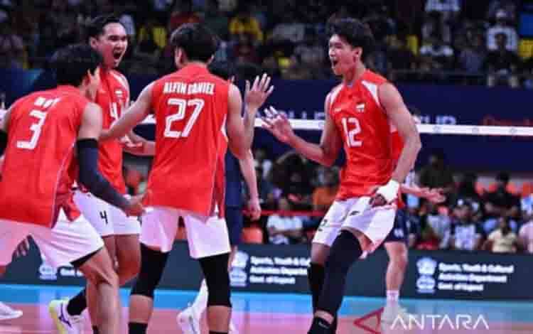 Para pemain tim nasional bola voli putra Indonesia berselebrasi seusai mencetak poin dalam partai final Piala Asia AVC 2026 melawan Korea Selatan di Kompleks Olahraga Veer Savarkar, Naranpura, Amdavad, India, Minggu (28/6/2026). ANTARA/HO-AsianVolleyball/am.