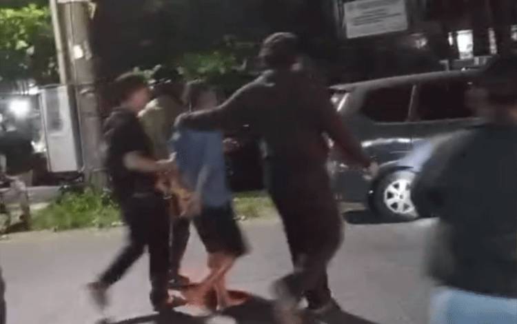 Terduga pelaku ketika diamankan kepolisian di Jalan Sutoyo S, Gang Kita, Kelurahan Teluk Dalam, Banjarmasin, Selasa malam, 30 Juni 2026. (FOTO: BIB Kalimantan)
