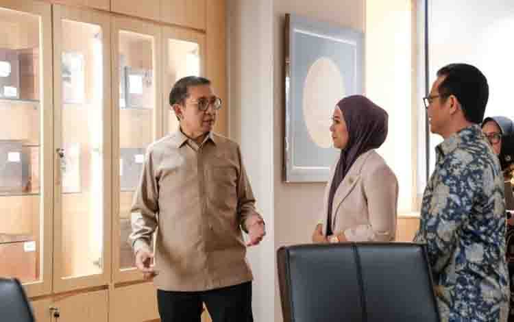 Menteri Kebudayaan Fadli Zon dalam pertemuan bersama Menteri Komunikasi dan Digital, Meutya Hafid, dan Wakil Menteri Komunikasi dan Digital, Nezar Patria, yang berlangsung di Kantor Kementerian Kebudayaan, Jakarta. (ANTARA/HO-Kementerian Kebudayaan)
